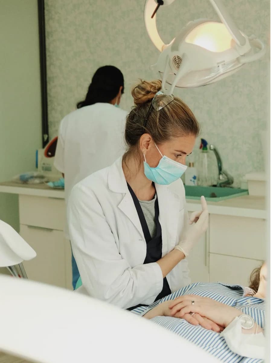 Dentista realizando tratamiento periodontal en Clínica Dental Araque Las Rozas