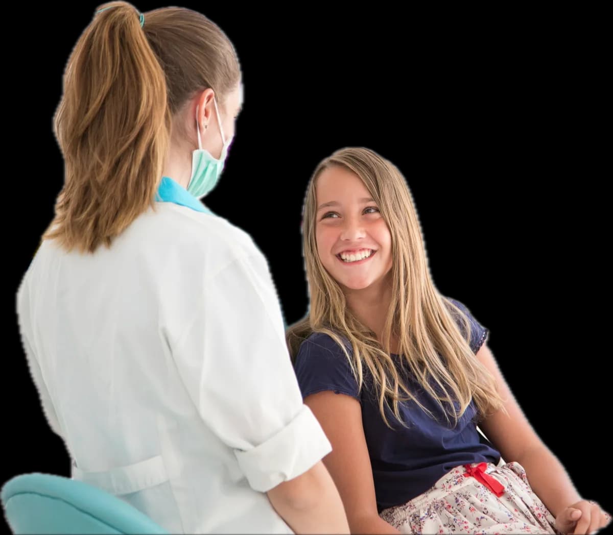 Dentista atendiendo a una paciente en Clínica Dental Araque